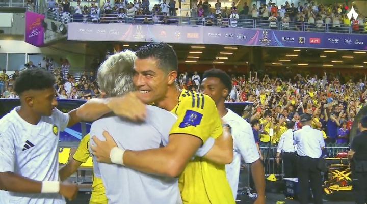 超级大乐透开奖结果-全在拍C罗！终场哨响C罗和主帅开心拥抱，现场球迷全部举手机拍摄